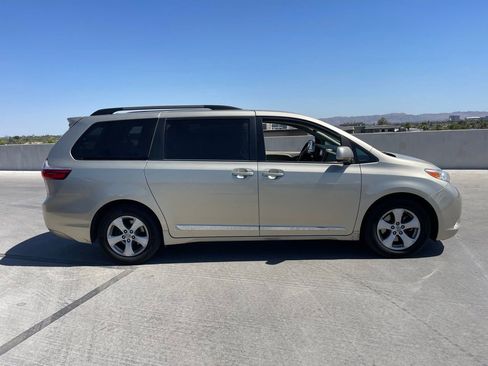Used 2017 Toyota Sienna LE FWD image 3