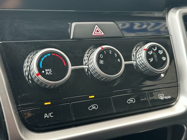 Used 2023 Kia Sorento LX FWD image 25