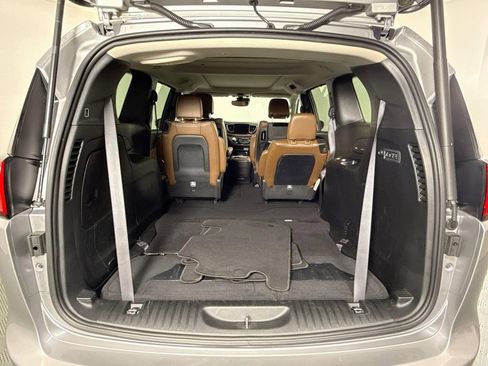 Used 2017 Chrysler Pacifica Limited FWD image 27