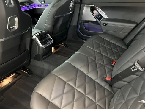 Certified 2024 BMW 740i w/ Premium Package 2 image 27