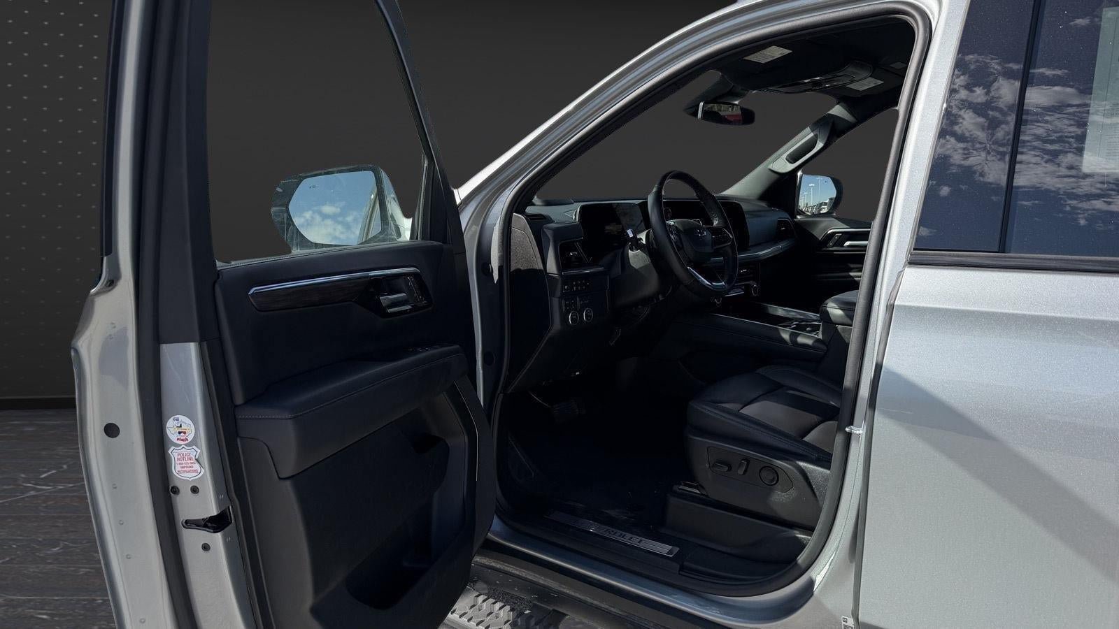 Used 2025 Chevrolet Suburban Z71 AWD/4WD image 9