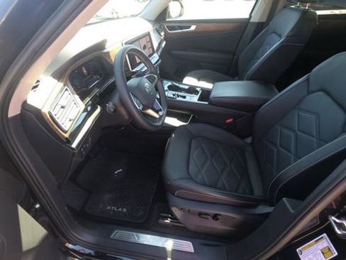 Used 2024 Volkswagen Atlas SE FWD image 13