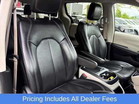 Used 2023 Chrysler Pacifica Touring-L FWD image 16