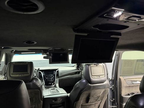 Used 2018 Cadillac Escalade ESV Platinum image 29