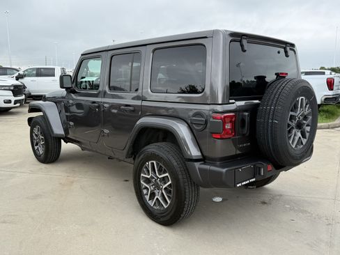Used 2025 Jeep Wrangler Unlimited Sahara AWD/4WD image 7
