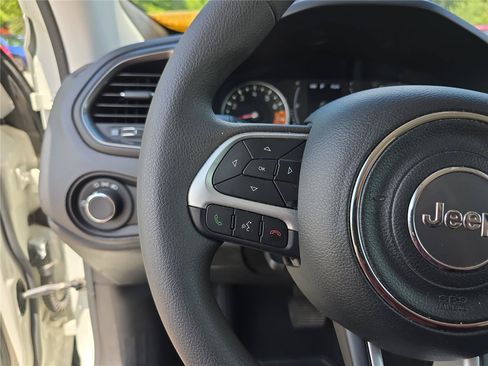Used 2023 Jeep Renegade Latitude AWD/4WD image 33