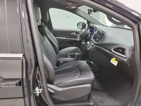 New 2026 Chrysler Pacifica Select image 11
