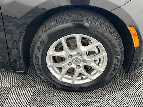 Used 2023 Chrysler Voyager LX image 10