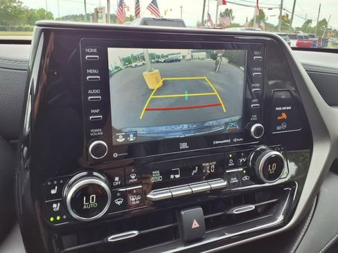 Used 2022 Toyota Highlander Limited FWD image 20