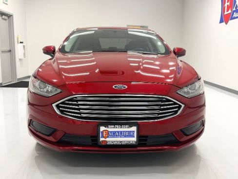 Used 2017 Ford Fusion SE w/ Fusion SE Technology Package FWD image 2