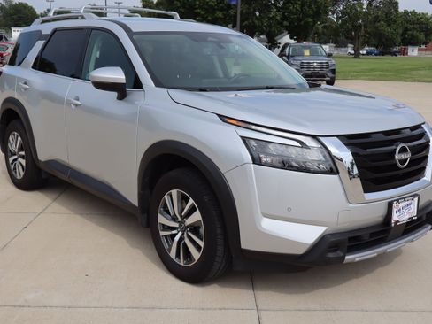Used 2025 Nissan Pathfinder SL w/ Cargo Package AWD/4WD image 3