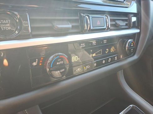 Used 2025 Nissan Pathfinder SV image 17