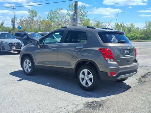 Used 2020 Chevrolet Trax LT w/ LT Convenience Package FWD image 4