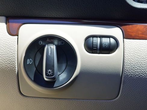 Used 2012 Volkswagen Eos Lux FWD image 18