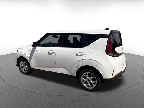 Used 2025 Kia Soul LX w/ LX Technology Package FWD image 9