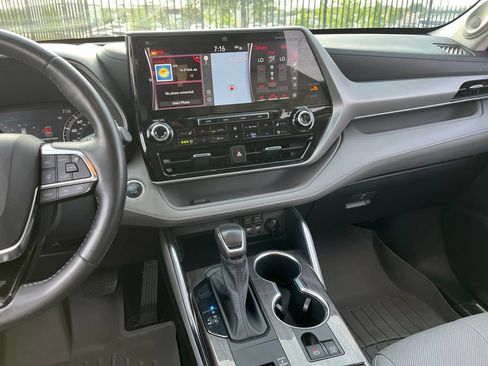 Used 2021 Toyota Highlander Platinum FWD image 19