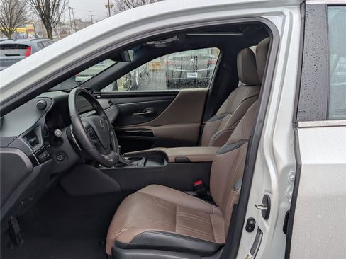 Used 2025 Lexus ES 300h w/ Technology Package image 16