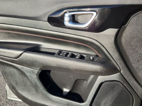 Used 2024 Jeep Compass Trailhawk image 8