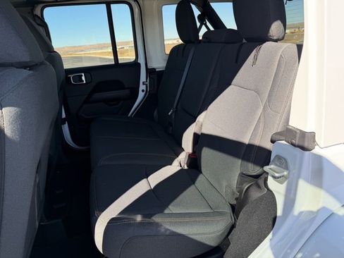 Used 2025 Jeep Wrangler Unlimited Sahara image 26