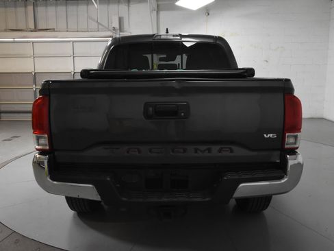 Used 2018 Toyota Tacoma SR5 RWD image 11