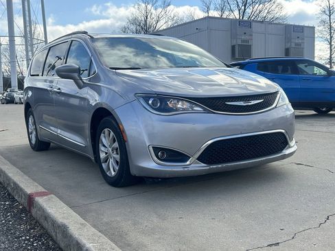 Used 2017 Chrysler Pacifica Touring-L image 4