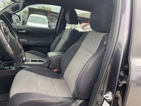 Used 2022 Toyota Tacoma TRD Off-Road AWD/4WD image 12