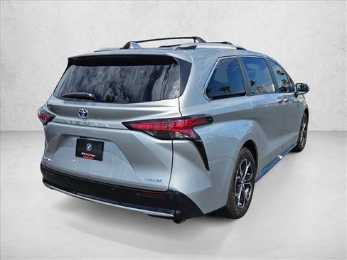 Used 2025 Toyota Sienna Platinum AWD/4WD image 5