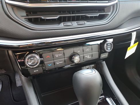 New 2026 Jeep Compass Latitude image 17