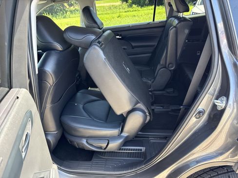 Used 2021 Toyota Highlander XLE FWD image 14