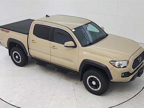 Used 2018 Toyota Tacoma TRD Off-Road AWD/4WD image 16