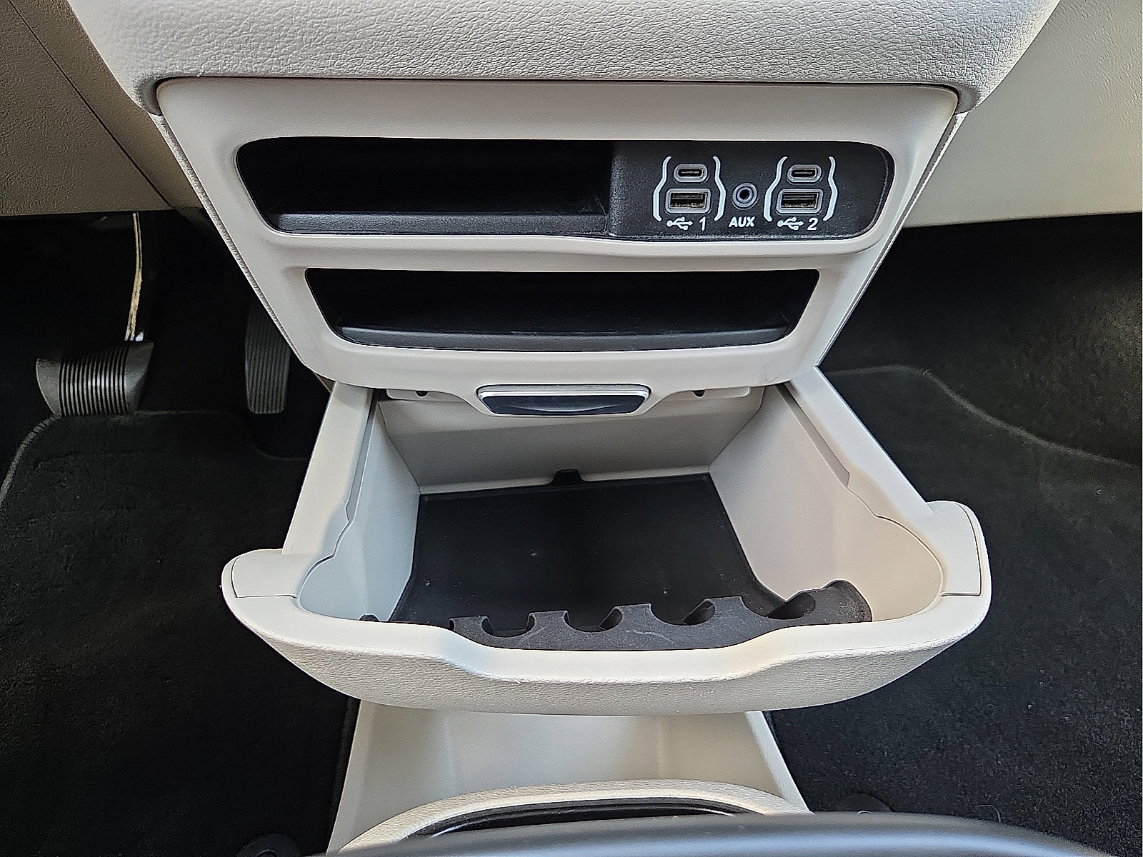 Used 2024 Chrysler Pacifica Touring-L FWD image 18