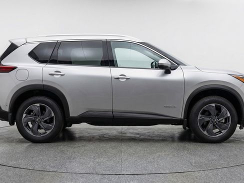 Used 2025 Nissan Rogue SV FWD image 11