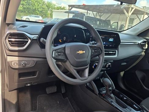 Used 2025 Chevrolet TrailBlazer LT AWD/4WD image 15