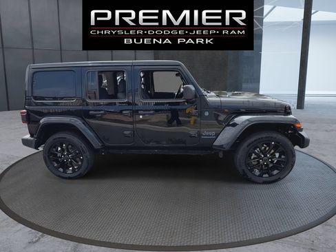 Used 2025 Jeep Wrangler Unlimited Sahara w/ Safety Group AWD/4WD image 9