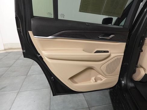 Used 2023 Jeep Grand Cherokee L Limited w/ Luxury Tech Group II AWD/4WD image 28