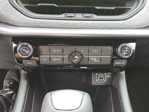 New 2026 Jeep Compass Latitude image 21