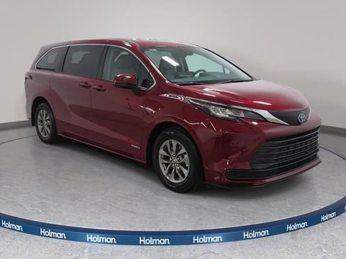 Certified 2021 Toyota Sienna LE FWD image 3