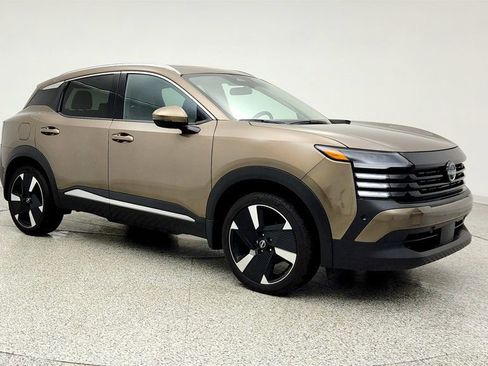 Used 2025 Nissan Kicks SR w/ SR Premium Package AWD/4WD image 3