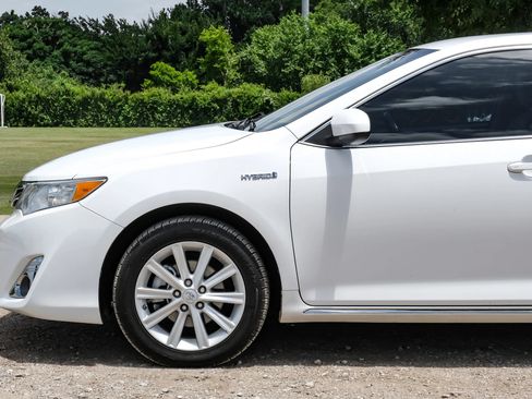 Used 2013 Toyota Camry XLE FWD image 12