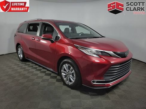 Used 2026 Toyota Sienna Limited FWD image 1