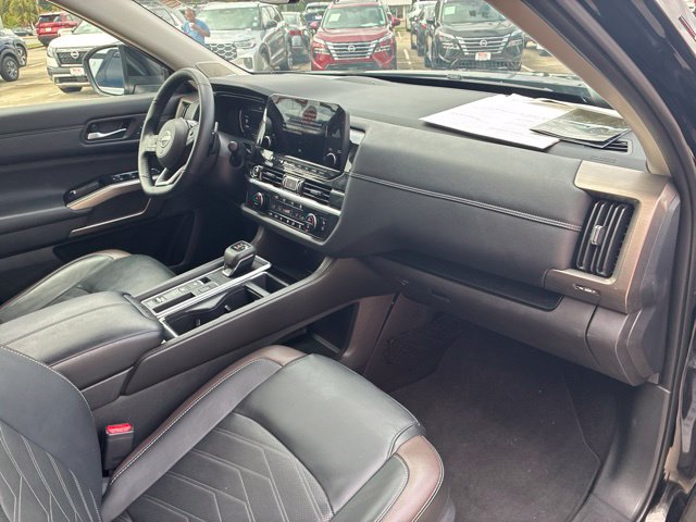 Used 2024 Nissan Pathfinder Platinum FWD image 13