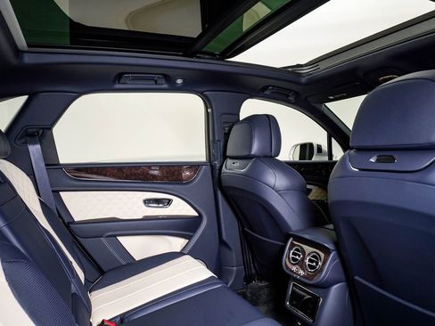 Used 2022 Bentley Bentayga AWD/4WD image 17