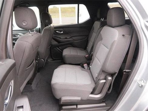 Used 2023 Chevrolet Traverse LT image 11