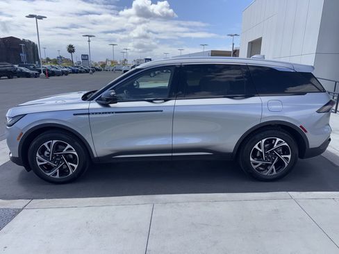 Used 2025 Lincoln Nautilus Premier AWD/4WD image 10
