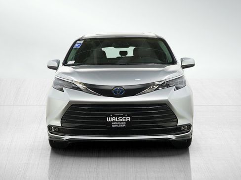 Used 2025 Toyota Sienna XLE FWD image 9