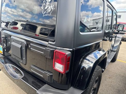 Used 2016 Jeep Wrangler Unlimited Sahara w/ Connectivity Group AWD/4WD image 7