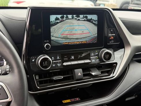 Used 2025 Toyota Highlander XLE FWD image 20