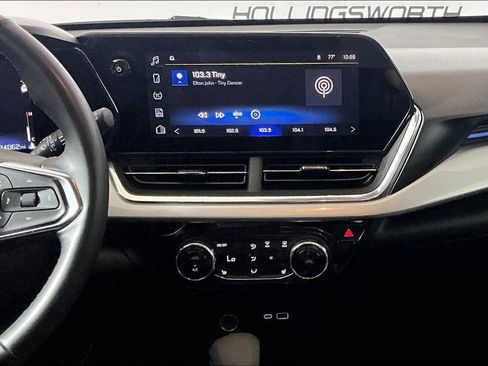Used 2025 Chevrolet Trax LT w/ LT Convenience Package FWD image 5