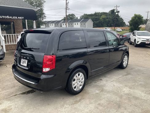 Used 2018 Dodge Grand Caravan SE FWD image 3