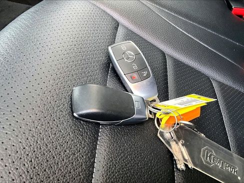 Used 2021 Mercedes-Benz GLC 300 4MATIC image 33